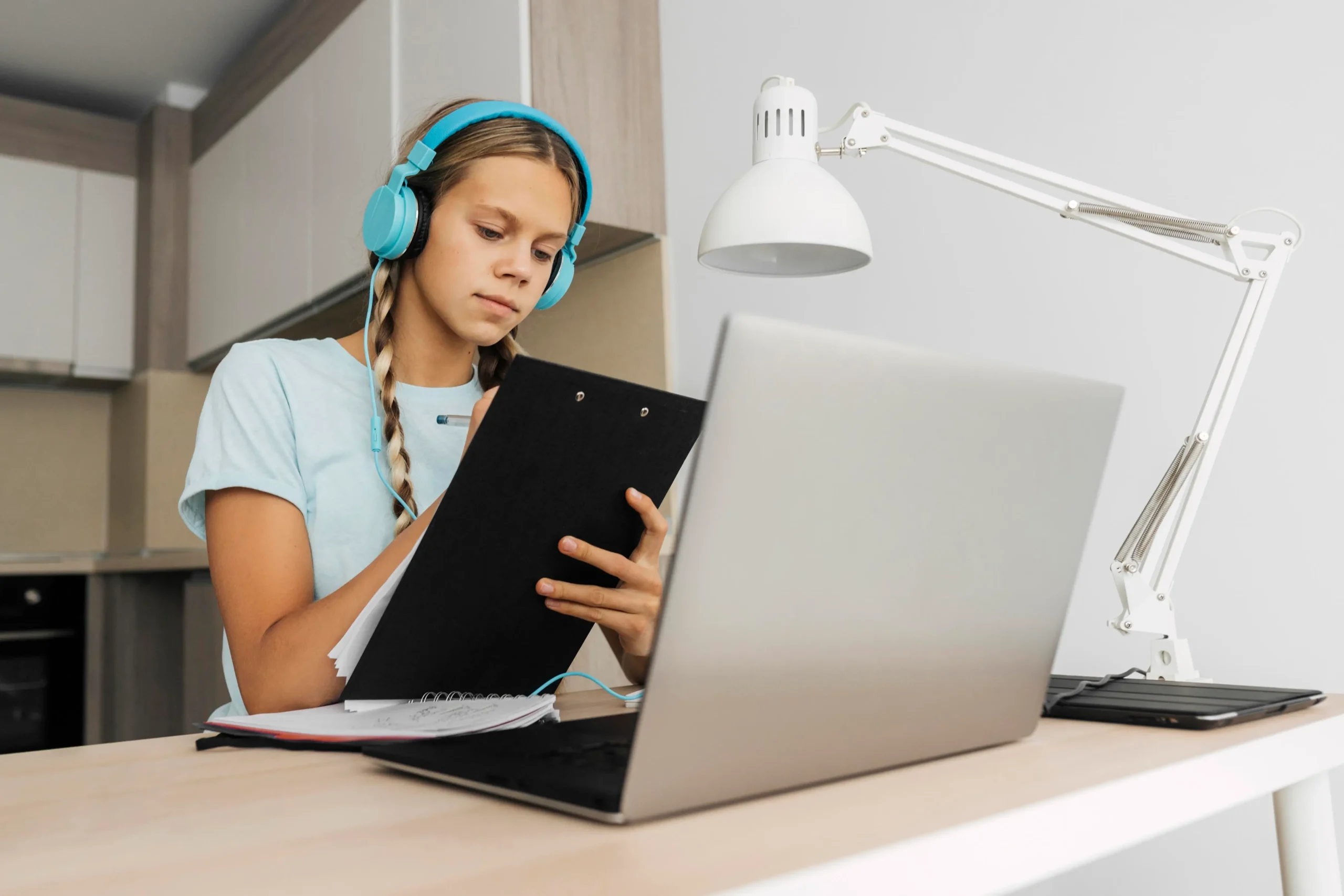 portrait-girl-paying-attention-online-class